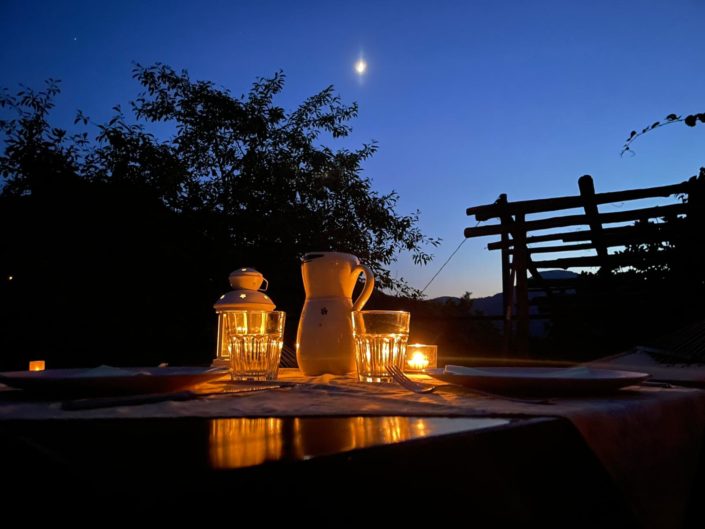 tavolo con candele estate al fresco
